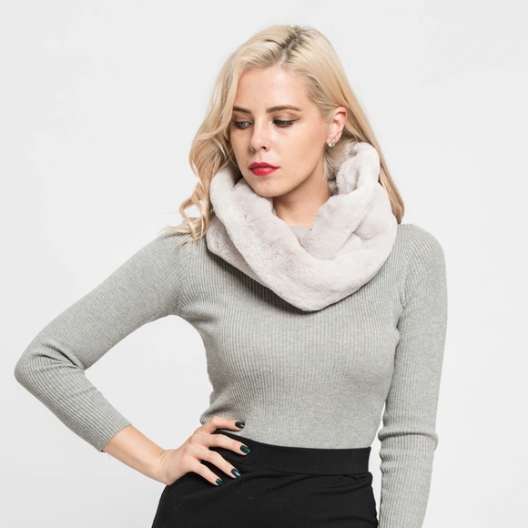 SOLD! Amazing Soft Faux Fur Infinity Scarf NWT! - Picture 6 of 7